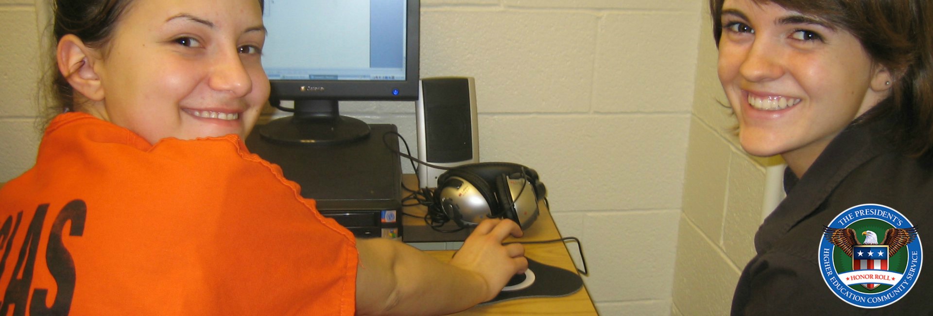 A UNO student teaching computer basics to an inmate