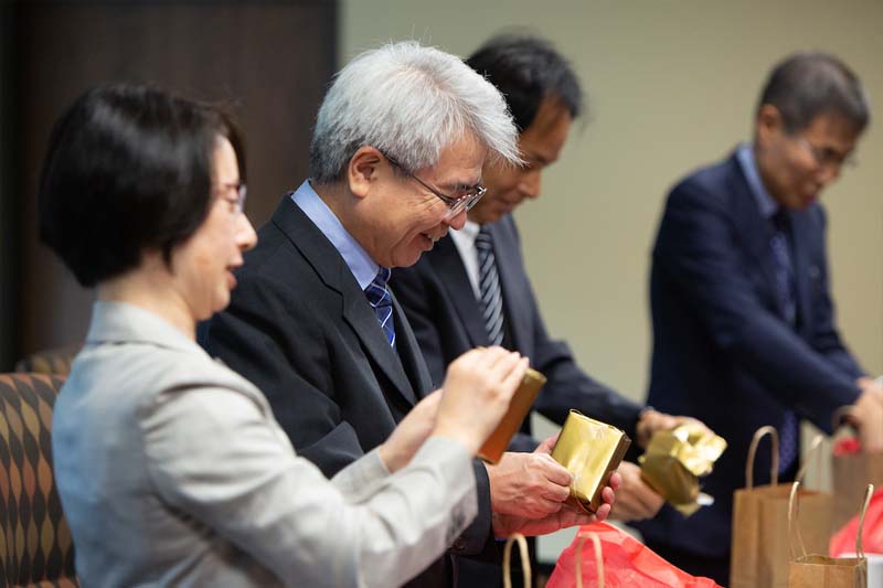 Representatives from Shizuoka University exchange gifts with UNO leaders