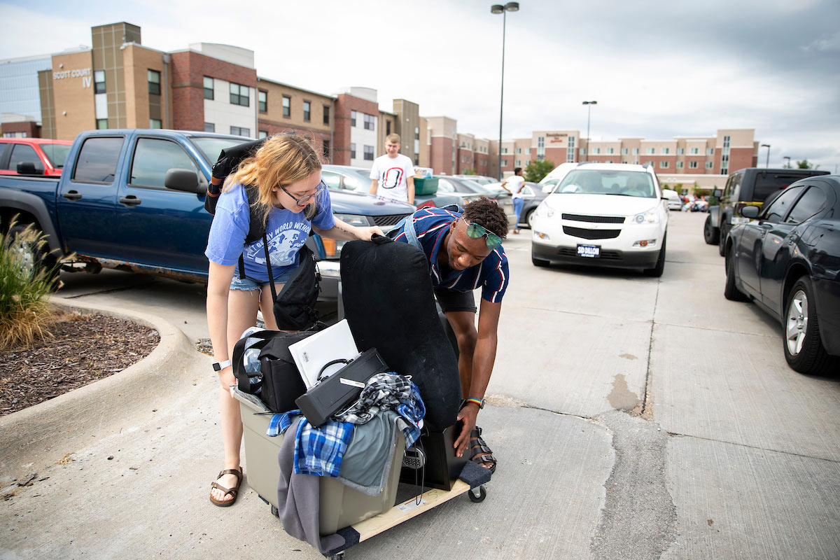 UNO residence hall move-in