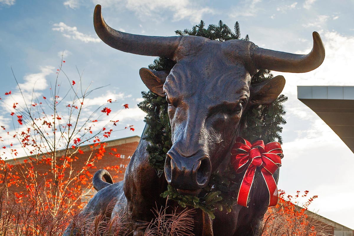 Photo of Maverick Monument with wreath.