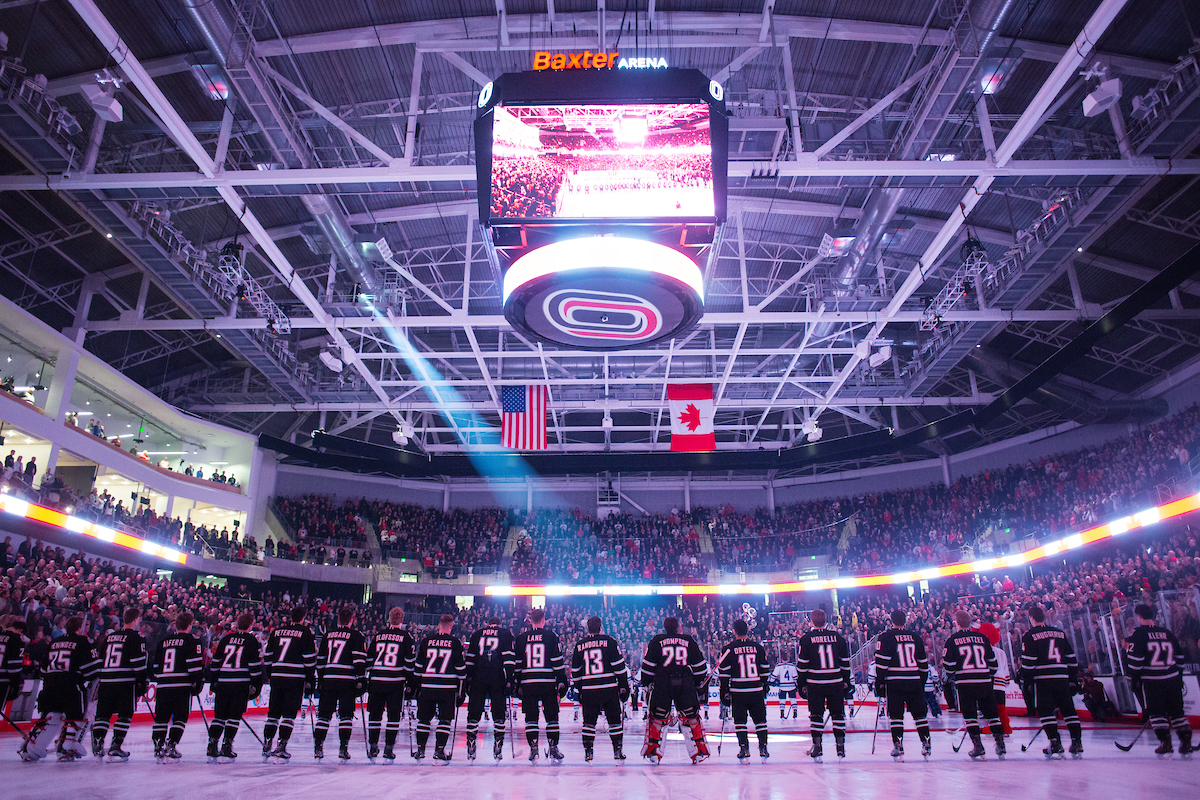 uno hockey team at baxter arena