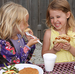 Students eating at the UNOCCC