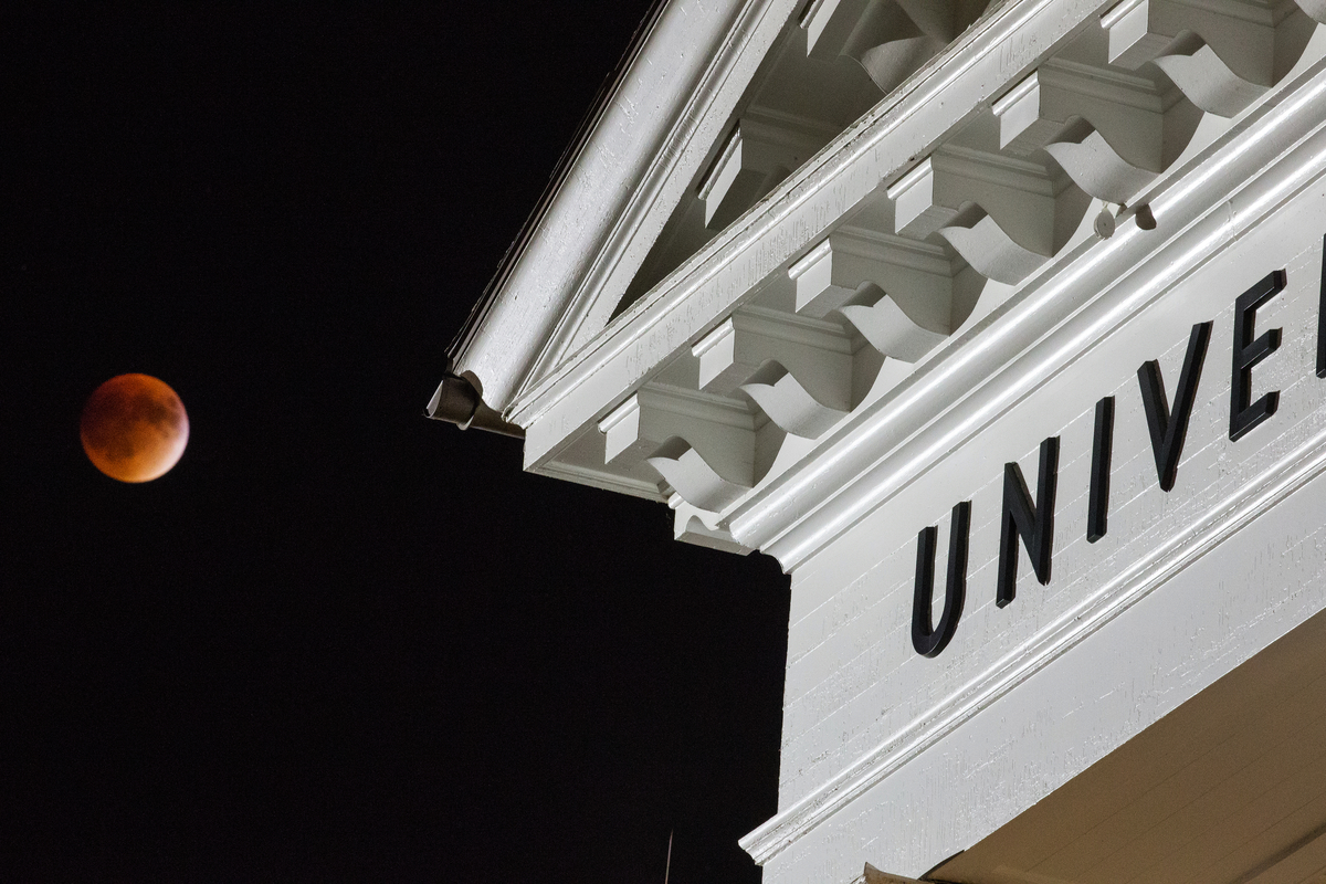 Super moon rises next to UNO