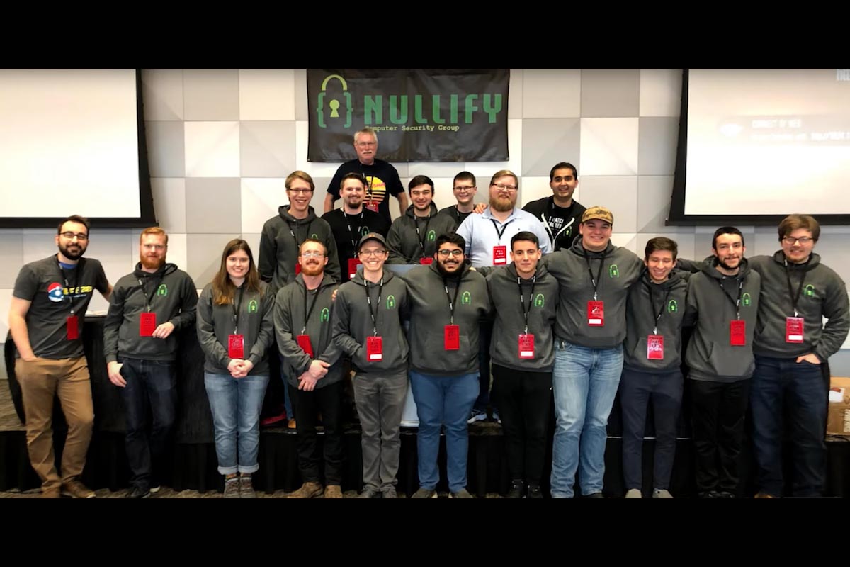 A group of students and faculty.