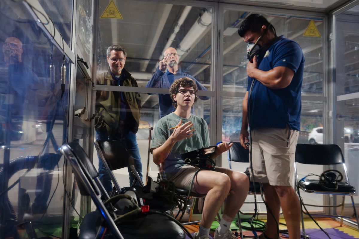 Student in hypoxia chamber