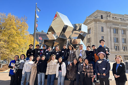 uno international students in front of omaha's joslyn art museum