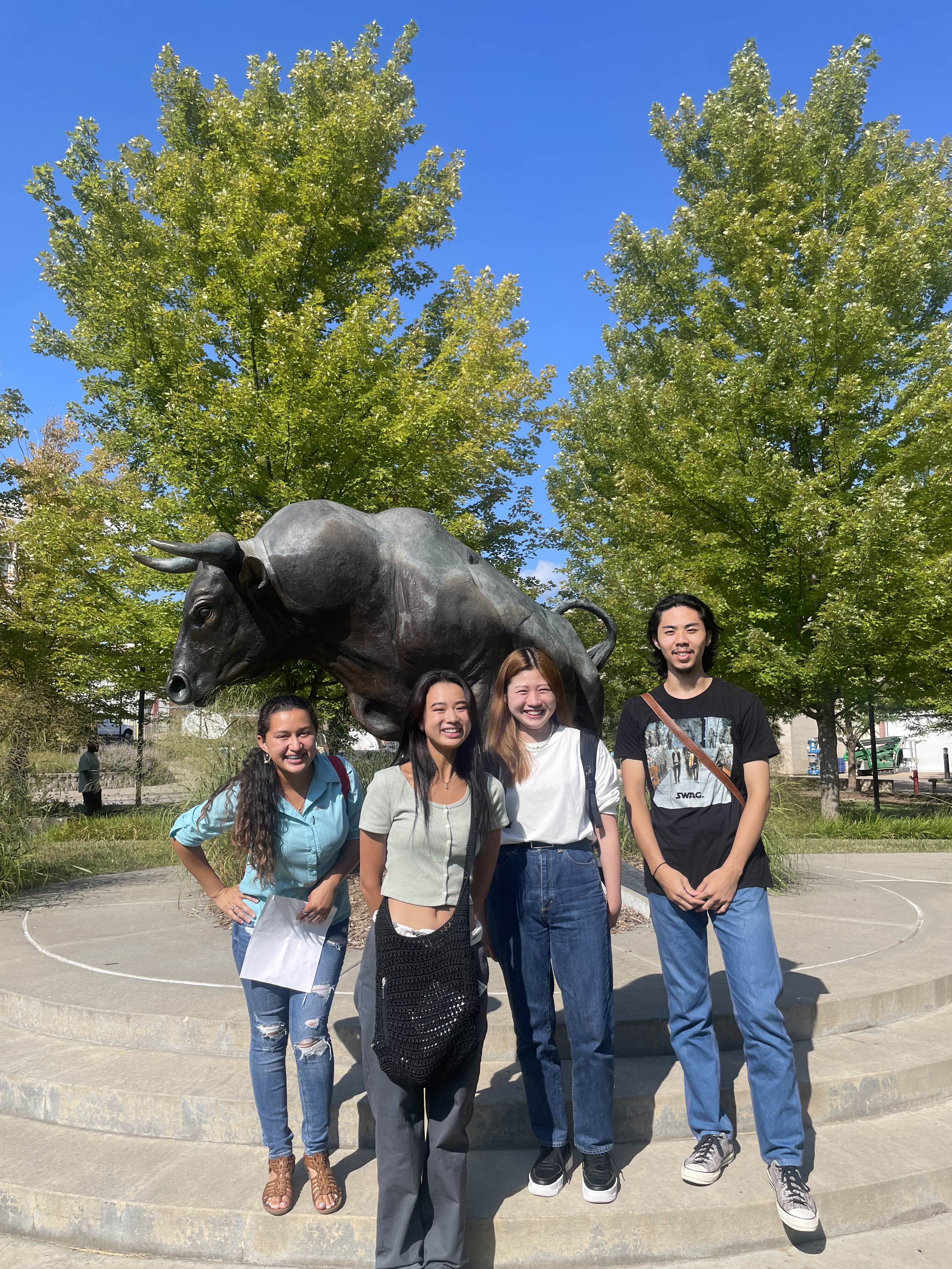 ILUNO students during orientation scavenger hunt