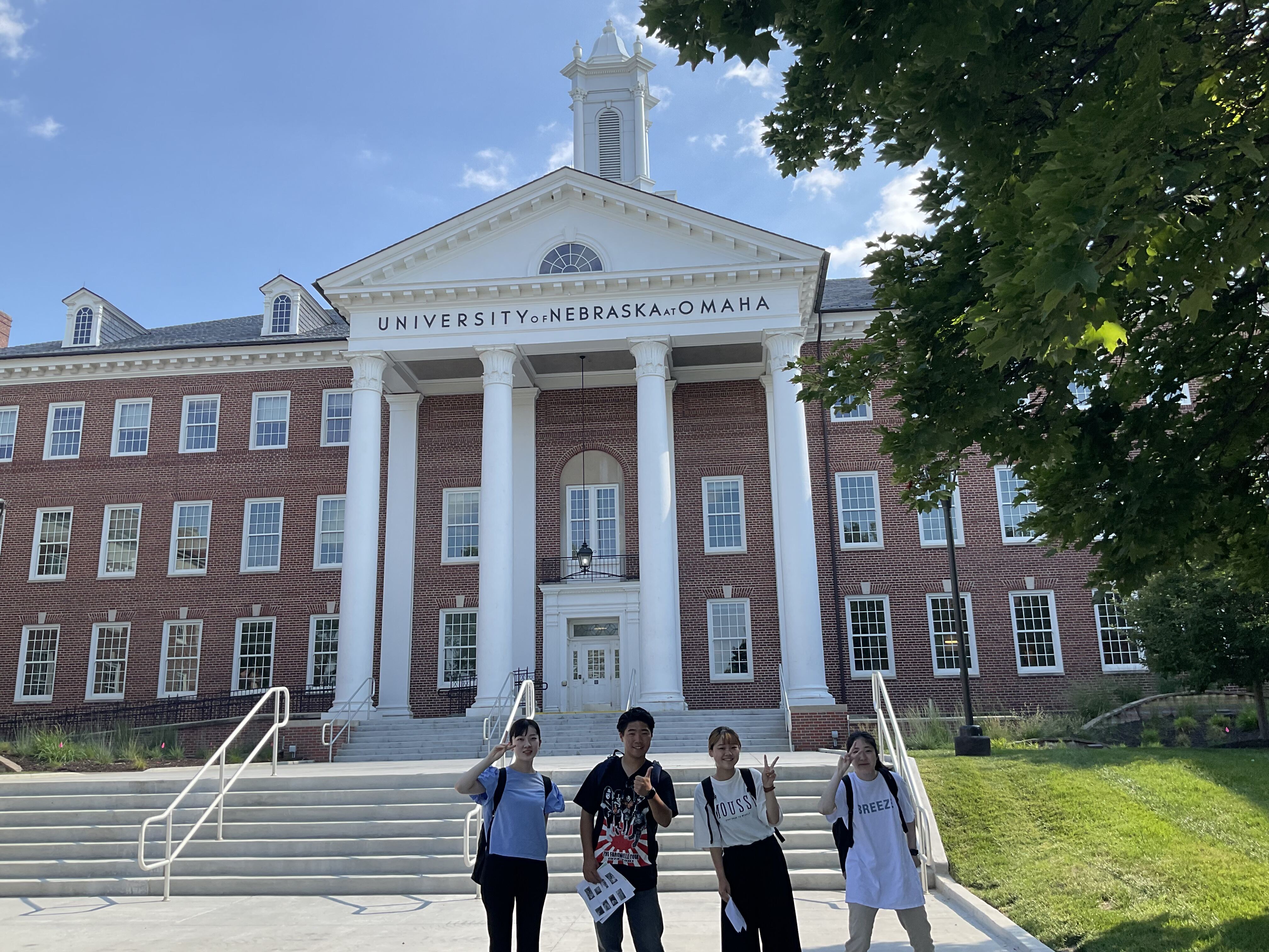 ILUNO students during orientation scavenger hunt