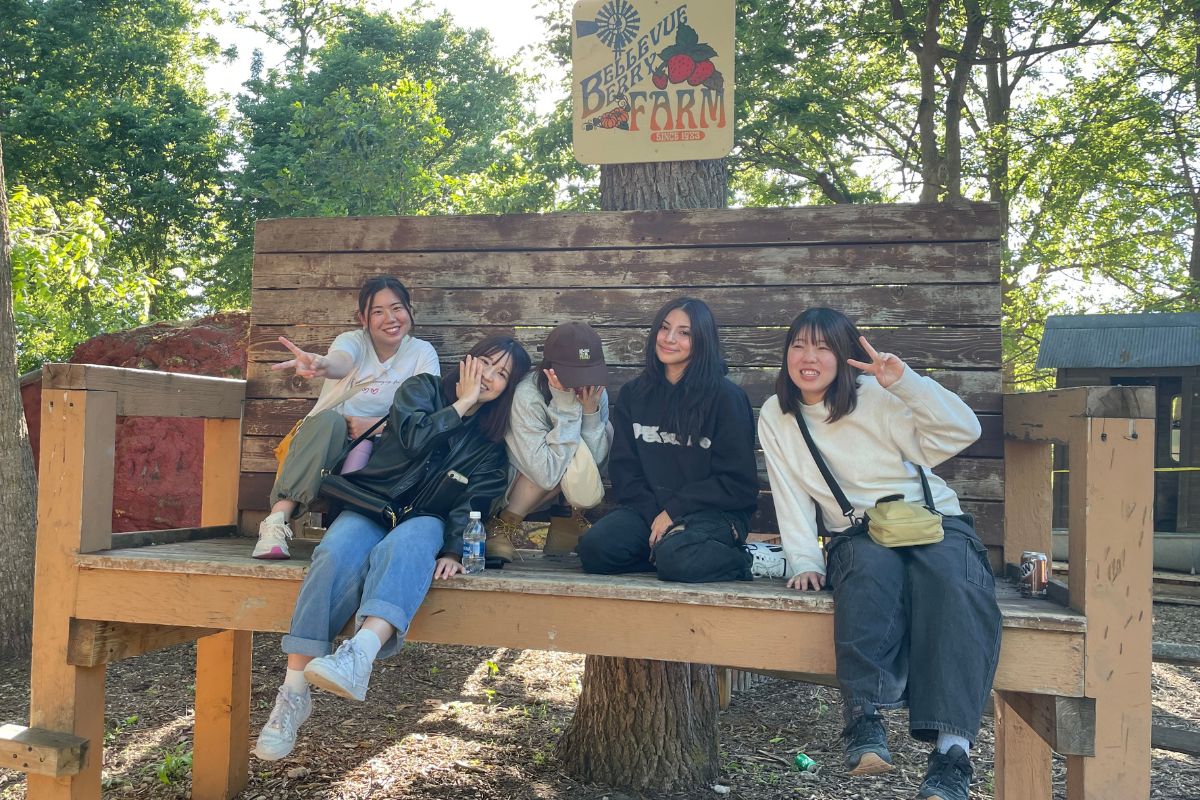 ILUNO Students at Bellevue Berry Farm