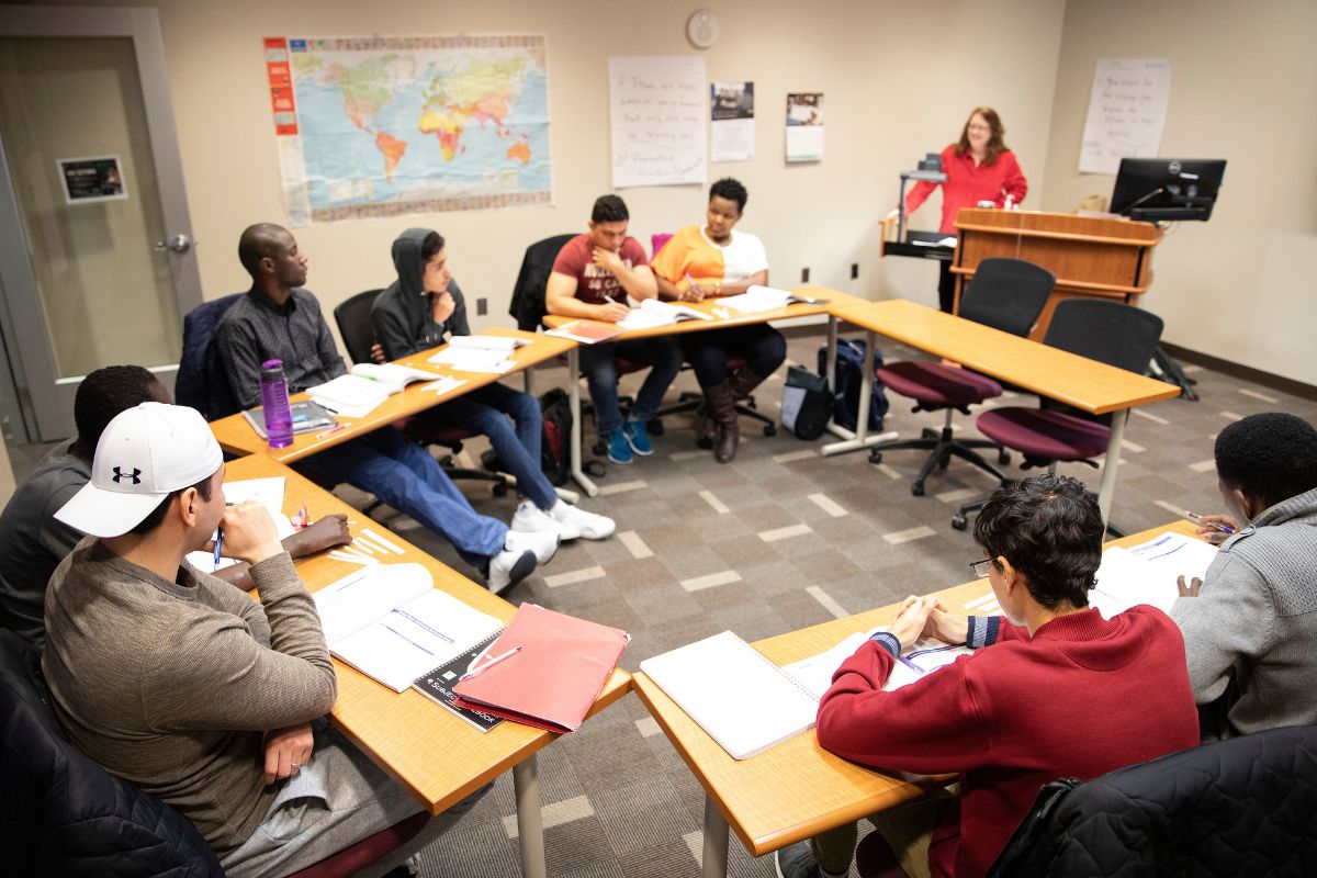 ILUNO Students in Class