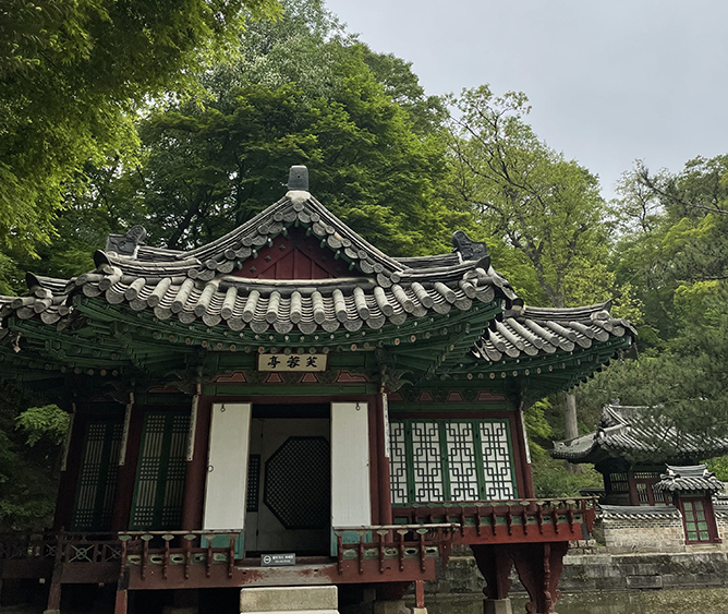 Picture of a traditional Korean building