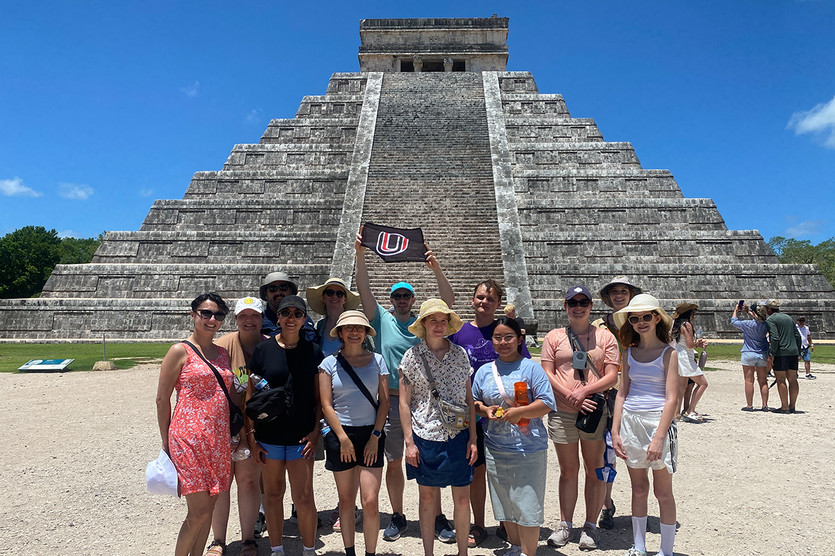 Students and faculty in front of Chichén Itzá.