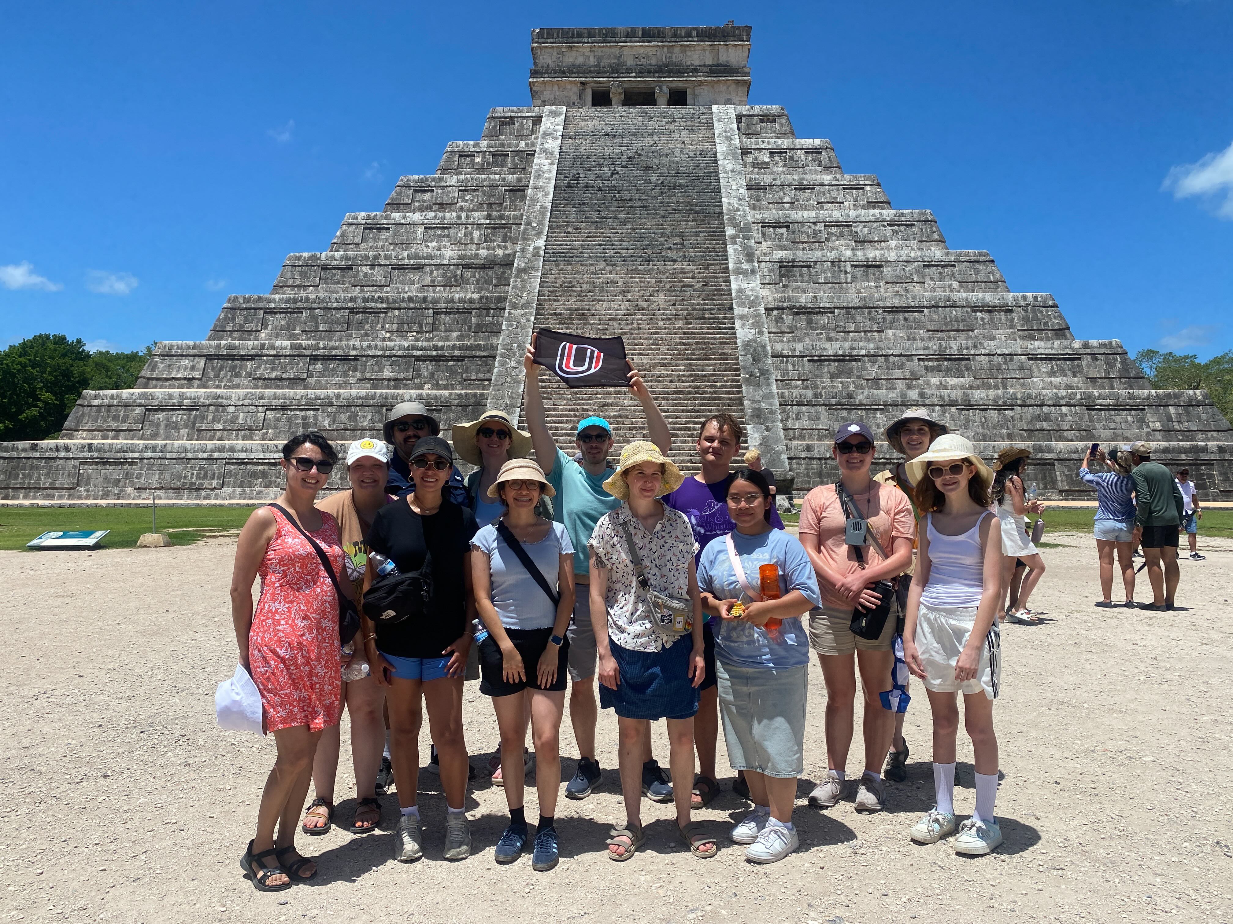 Students and faculty in front of Chichén Itzá.