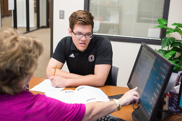 a uno advisor helping a student plan class schedule