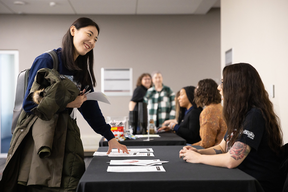 student speaking to uno employee