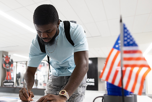 student signing veterans day card