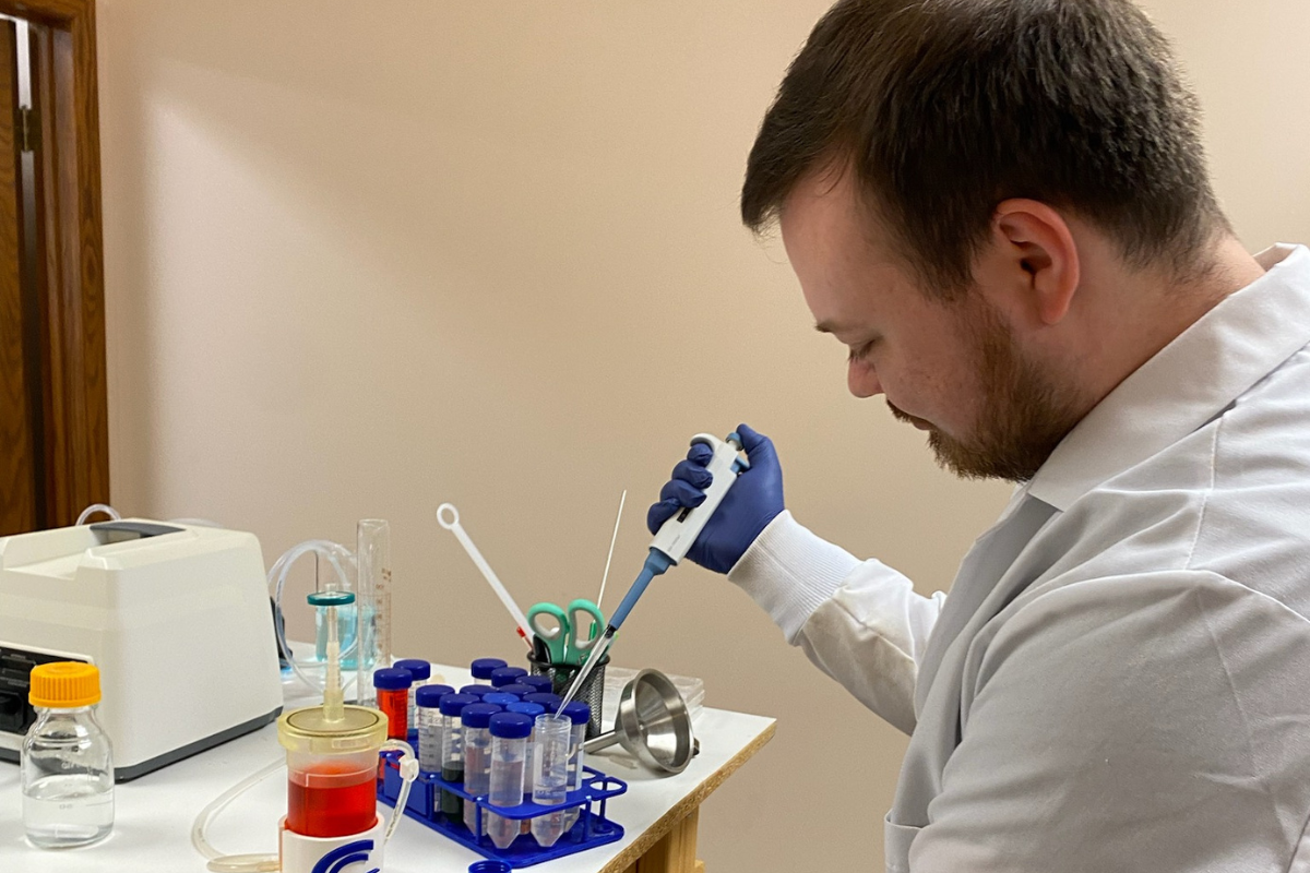 Jack Rauch, Head of Research and Development at CellGro Technologies, in the laboratory