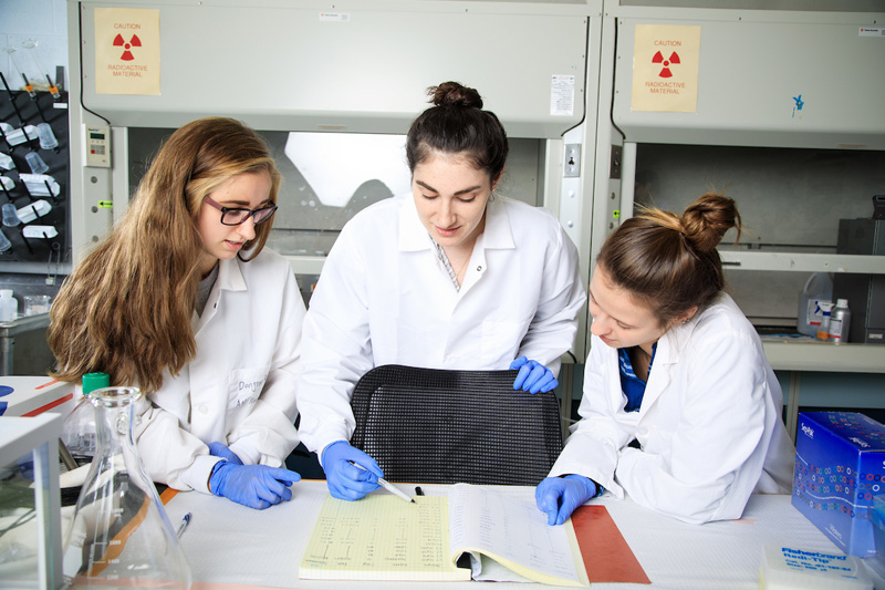 Carp speaks with Brianna Martinie (left), a junior studying neuroscience, and Emily Leichner (right), a senior studying neuroscience.