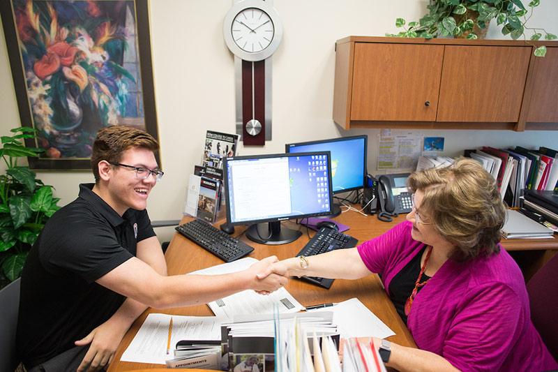 A student works with a member of UNO's ACDC office