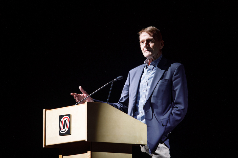 Author Lee Child stands at a podium.