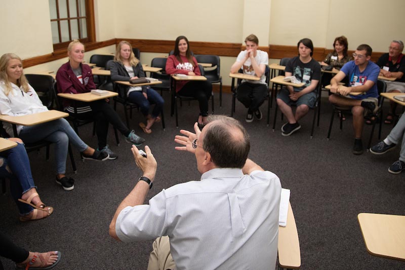 A group of incoming students participate in a discussion as part of the Common Reader Experience program