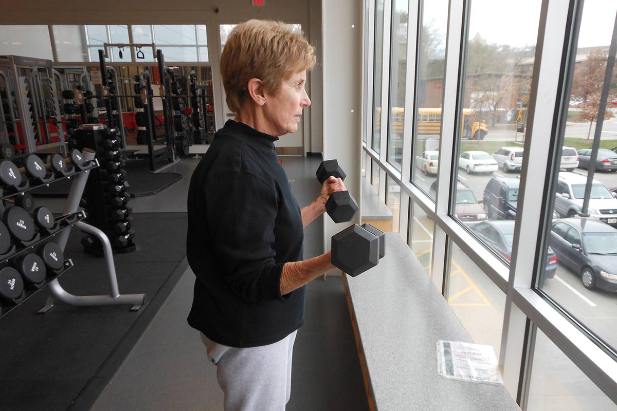 A woman lifting a set of dumbells