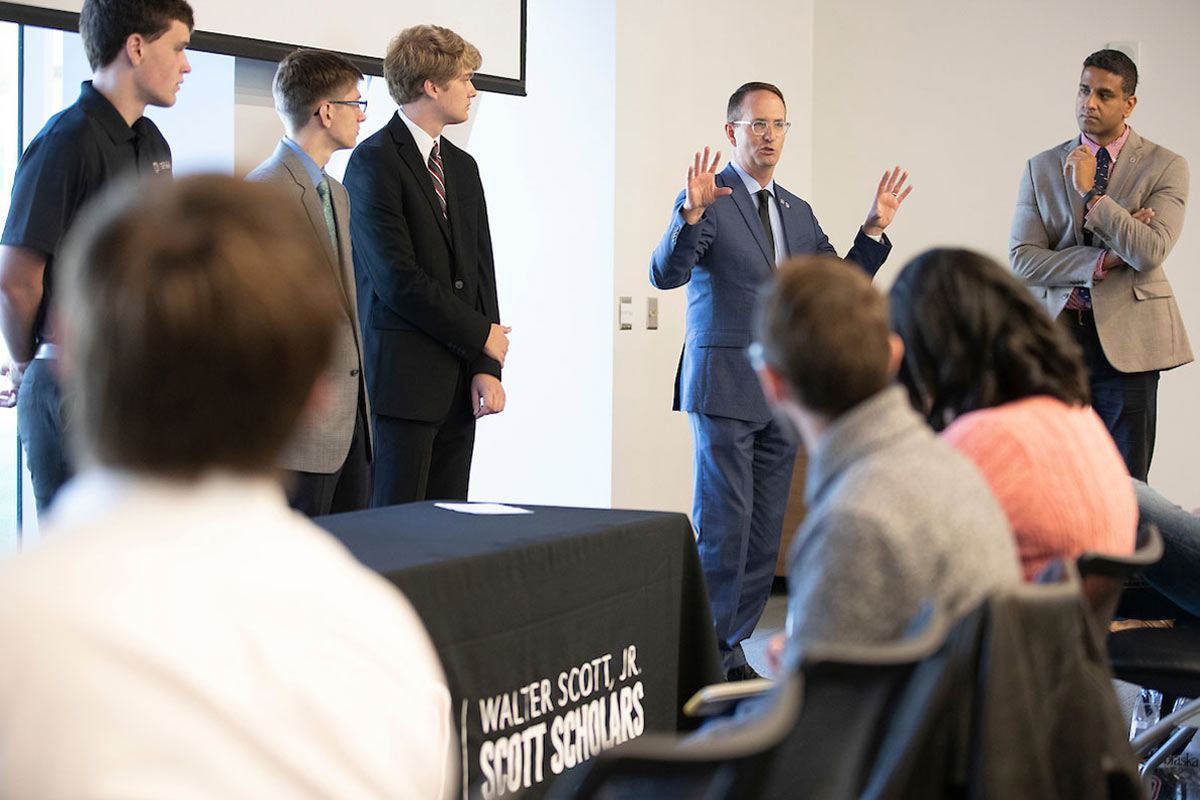 Dan Shipp speaks to Nebraska legislative staffers