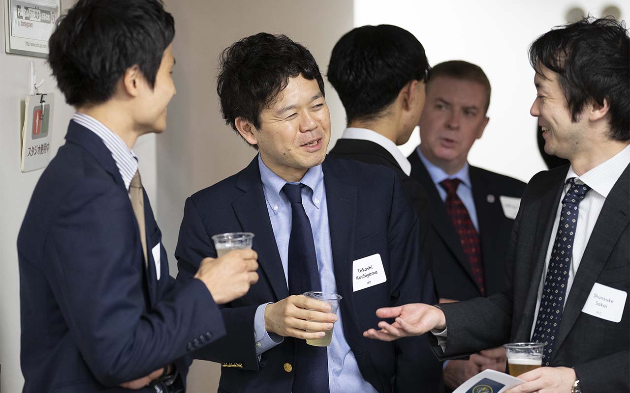 UNO alumni converse at an alumni event held in Tokyo