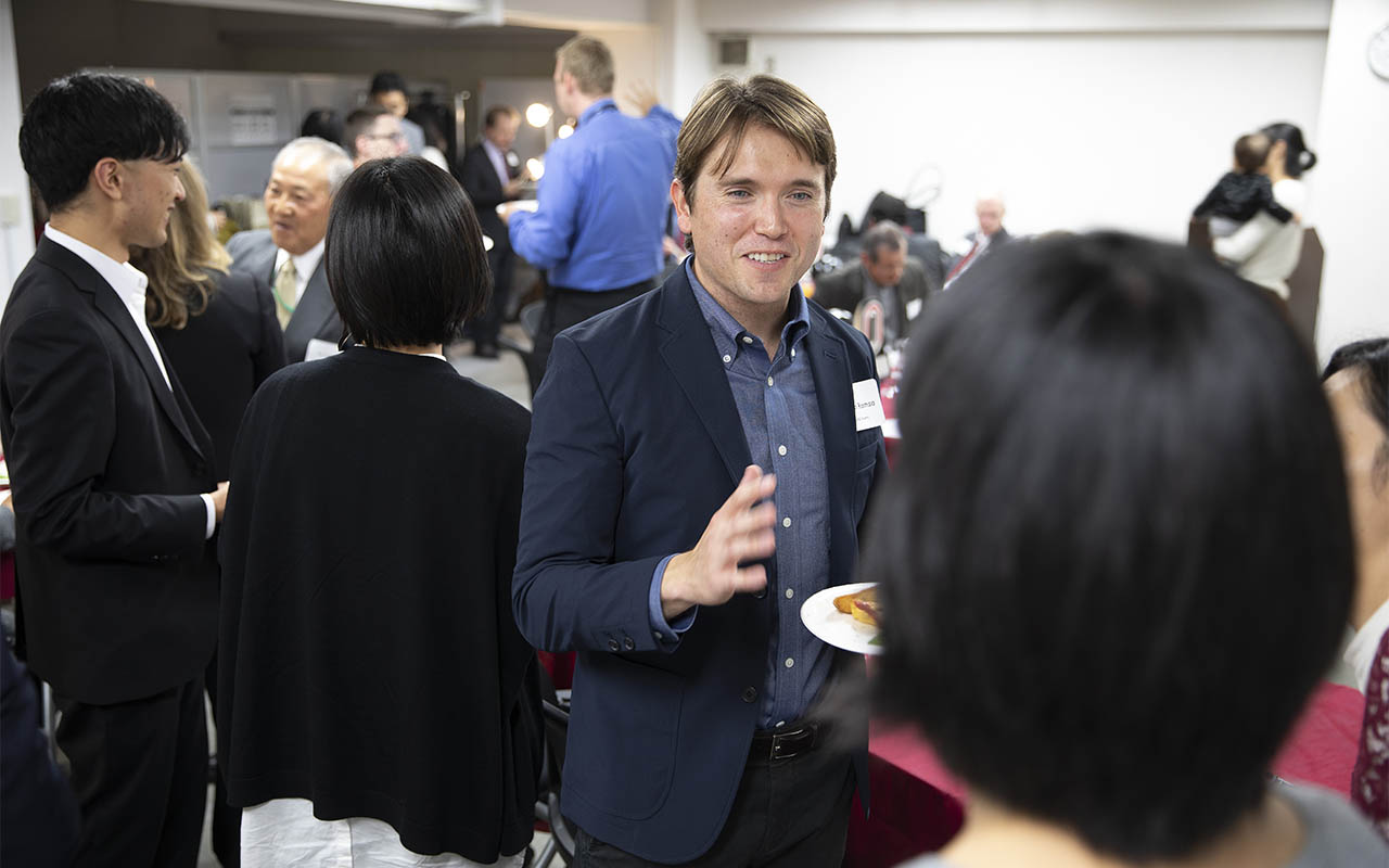 UNO alumni converse at an alumni event held in Tokyo