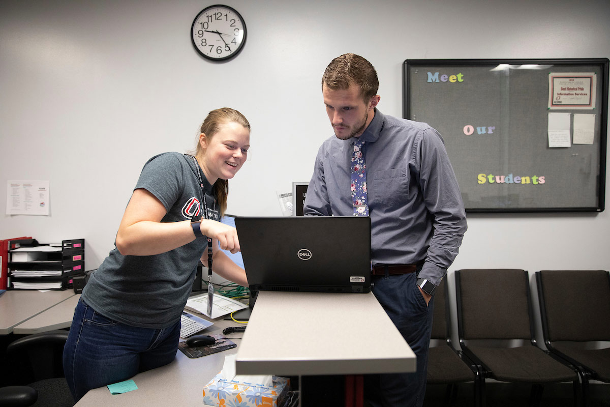 ITS worker helping someone at the ITS help desk