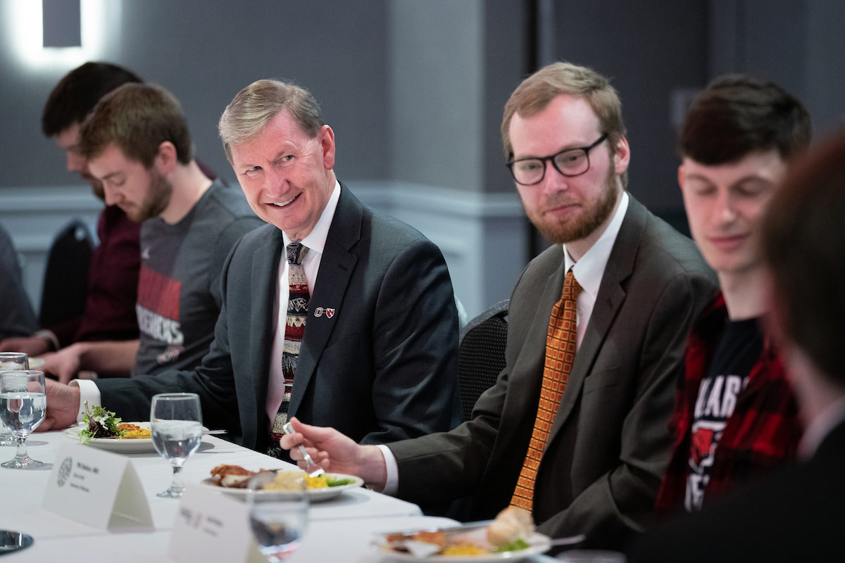 President Carter eats lunch with students