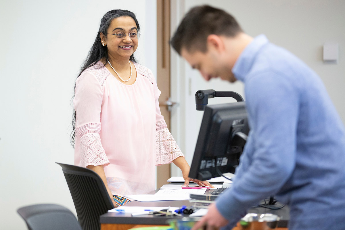 Dr. Roopa Venkatesh teaches an accounting class