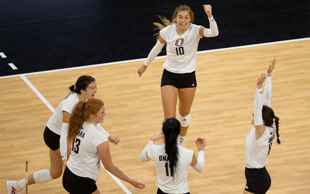 Sadie Limback (#10) led the way with 14 kills, 13 digs, and four blocks in UNO's 3-0 sweep over Oral Roberts on Thursday to clinch the Summit League regular season title.