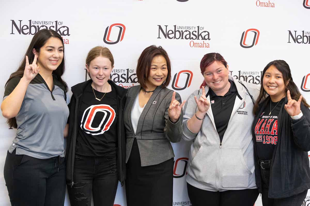 Chancellor Li poses for a photo with two students