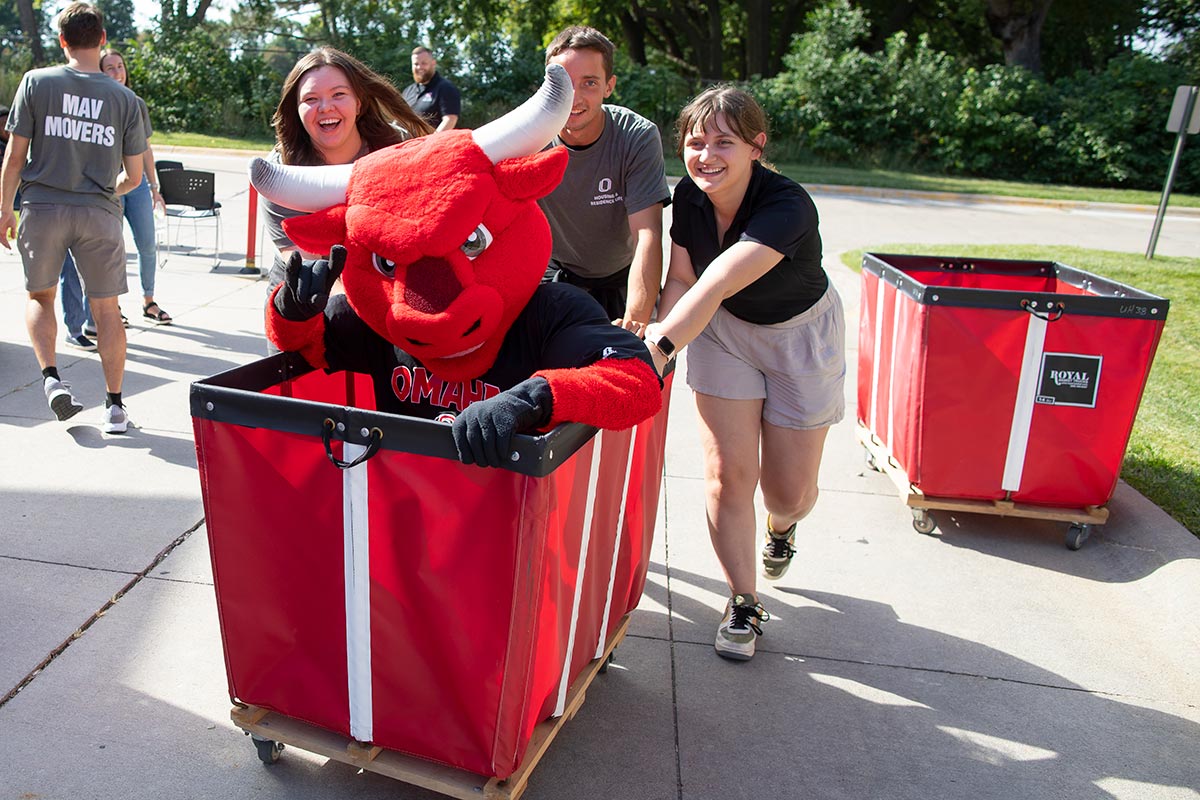 Students push Durango in a moving cart during Maverick move-in August 2022.