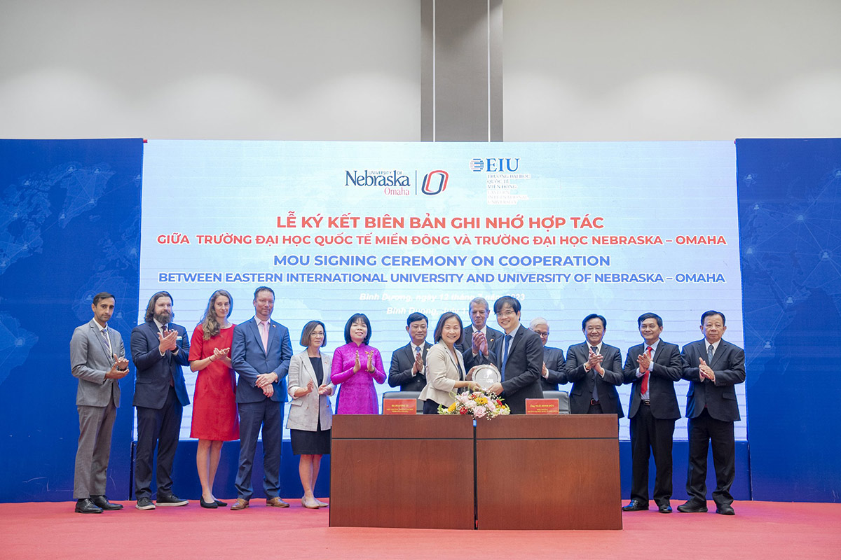 Chancellor Li presents a UNO ceremonial plate to Dr. Tran Vinh Linh, Dean of Undergraduate Faculty, during a visit to Fulbright University Vietnam.