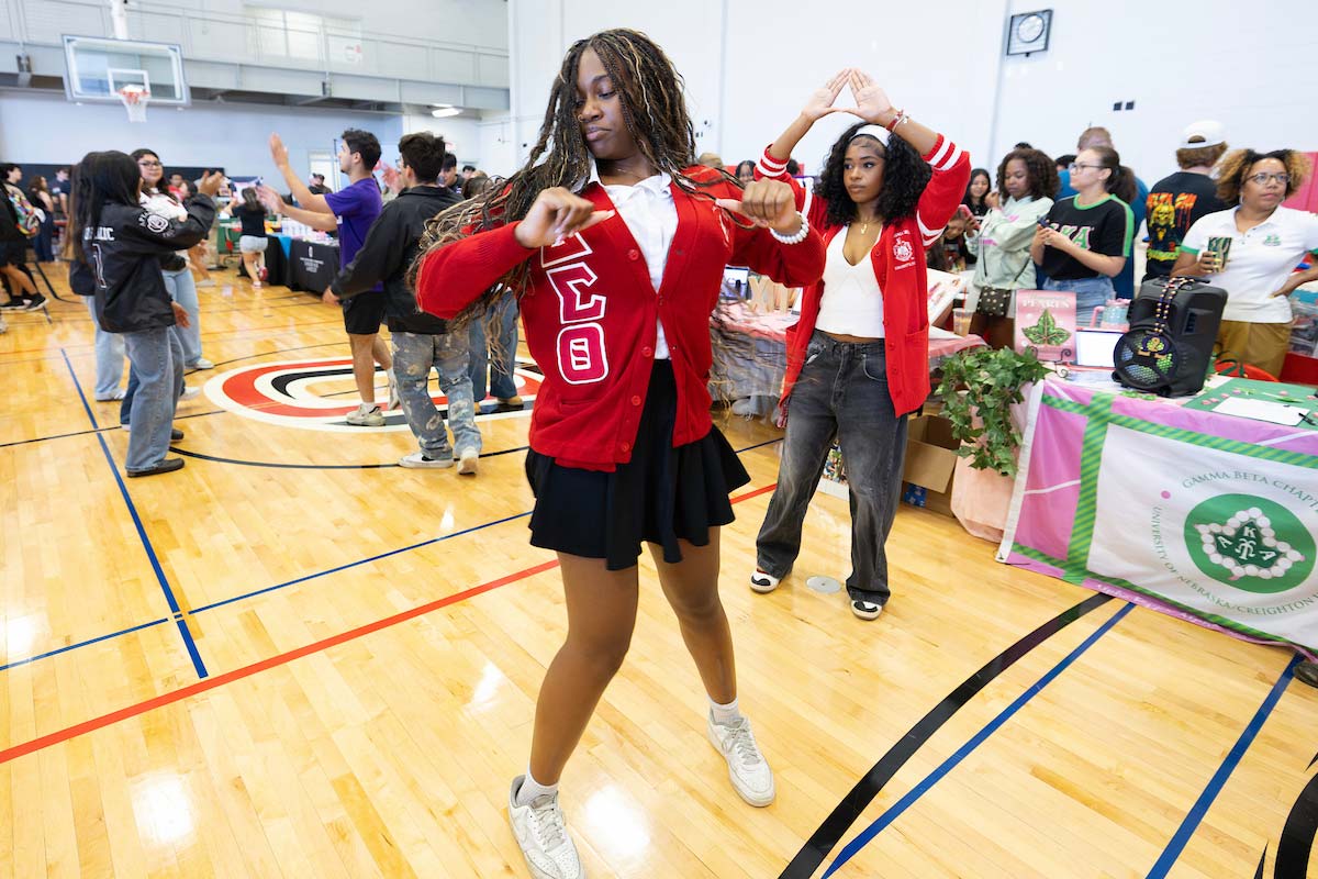 UNO students dancing at student involvement fair.