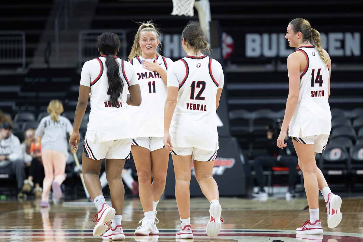Daria Shelby, left, forward Ali Stephens, guard Elsa Vedral and forward Avril Smith talk at mid-court.