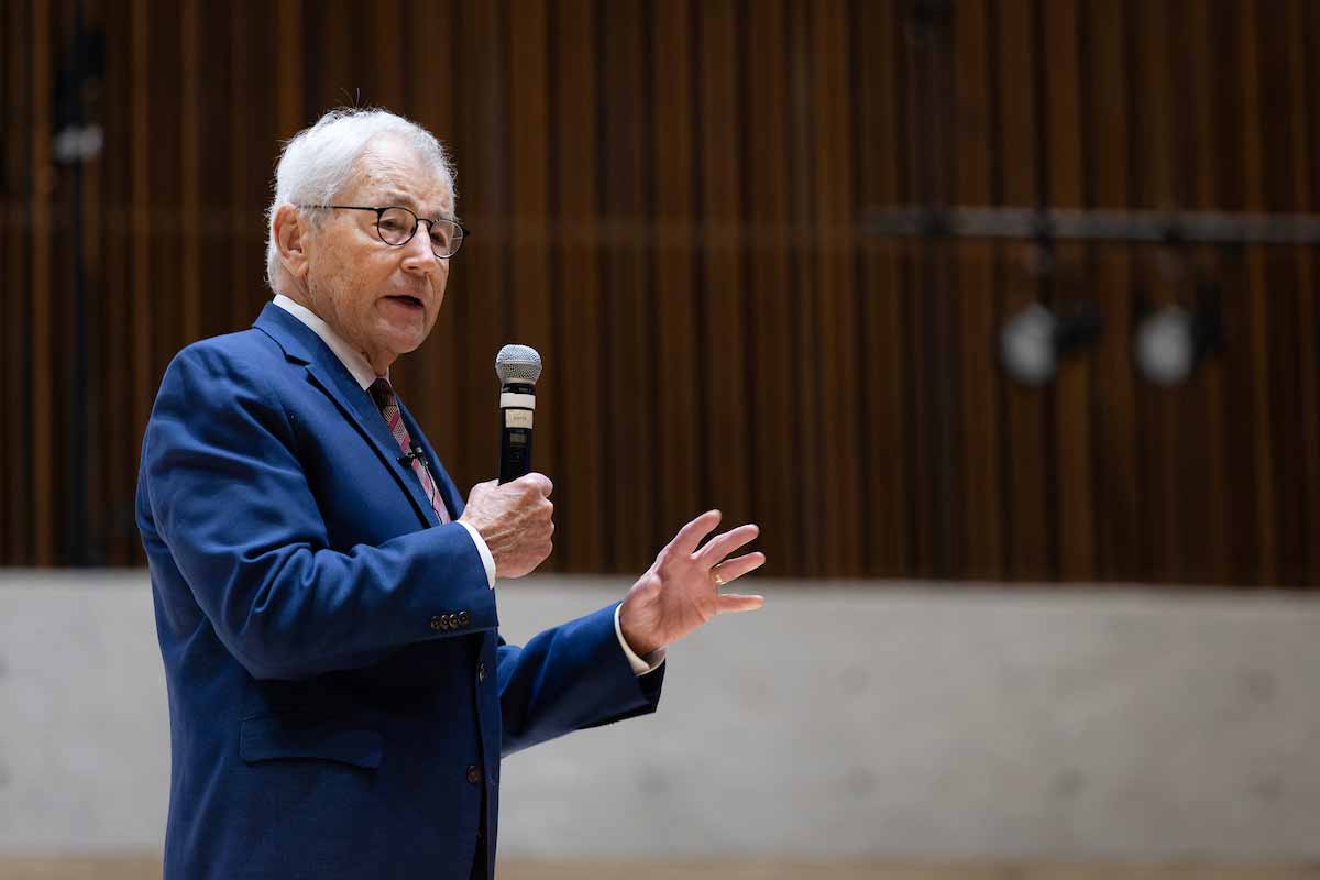 chuck hagel addresses students