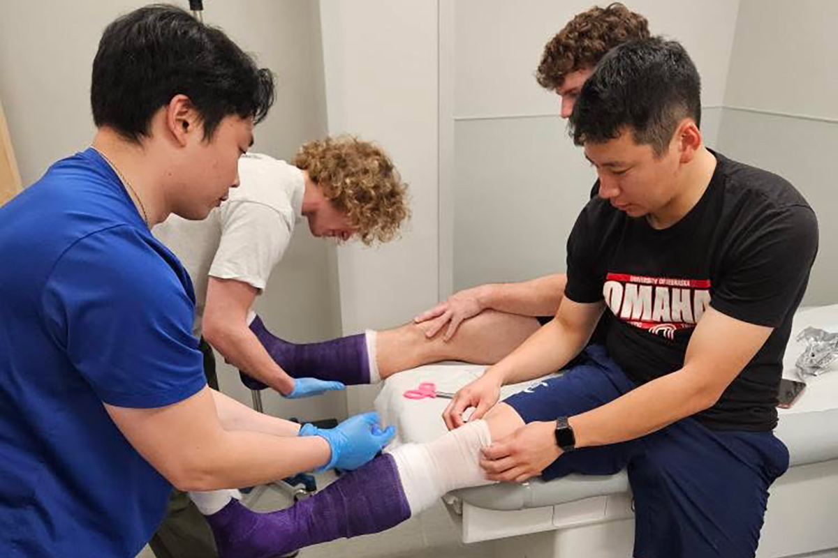 Students learning how to apply a fiberglass cast for immobilization