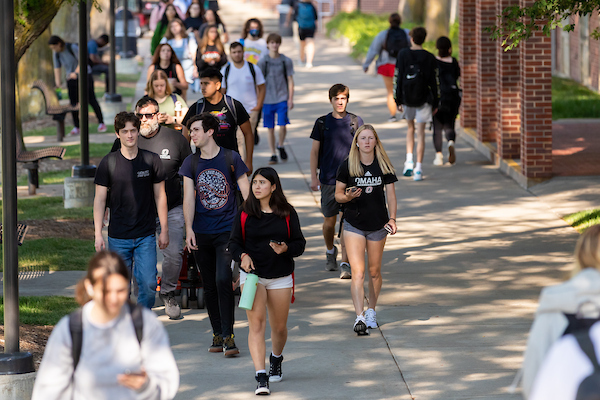 UNO students walking on campus.