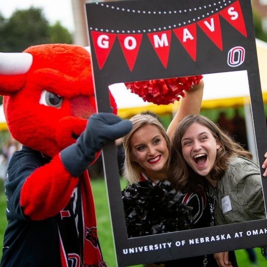 UNO students pose with mascot, Durango.
