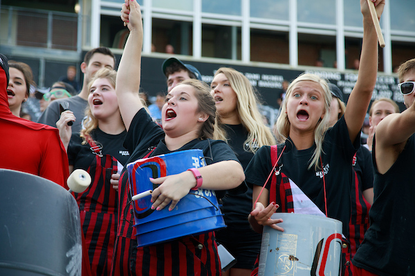 maverick maniacs cheering on the uno mavericks