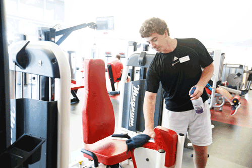 student worker in campus recreation fitness center