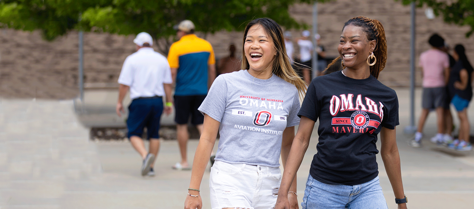 two female students wearing uno t-shirts.