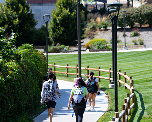 uno students walking on campus