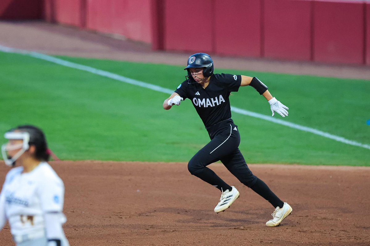 An Omaha Softball player in between bases.
